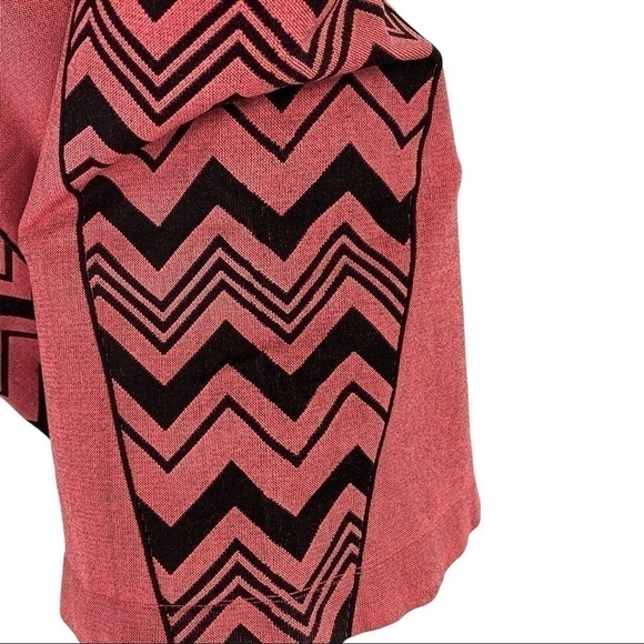 NUX Athletics - Seamless Tank Coral/Black Zigzag - Picture 3 of 5